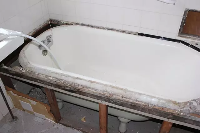 How to Remove a Bathtub without Damaging Tiles